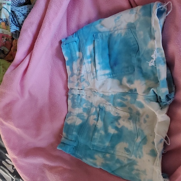 Fabulous Gloria Vanderbilt TyeDye shorts - Picture 2 of 8